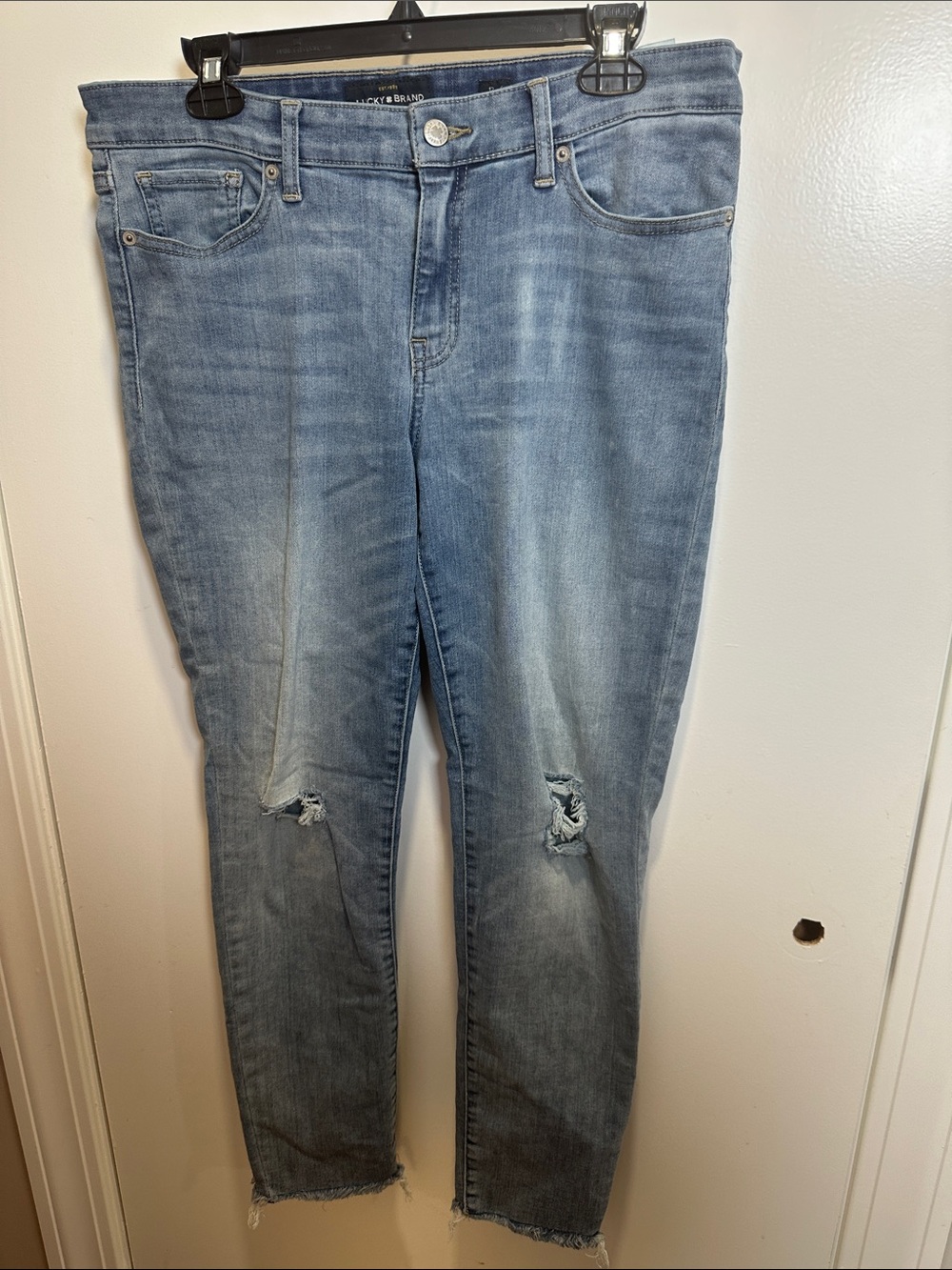 Lucky Brand Light Wash Skinny Jeans with Knee Distress (57)